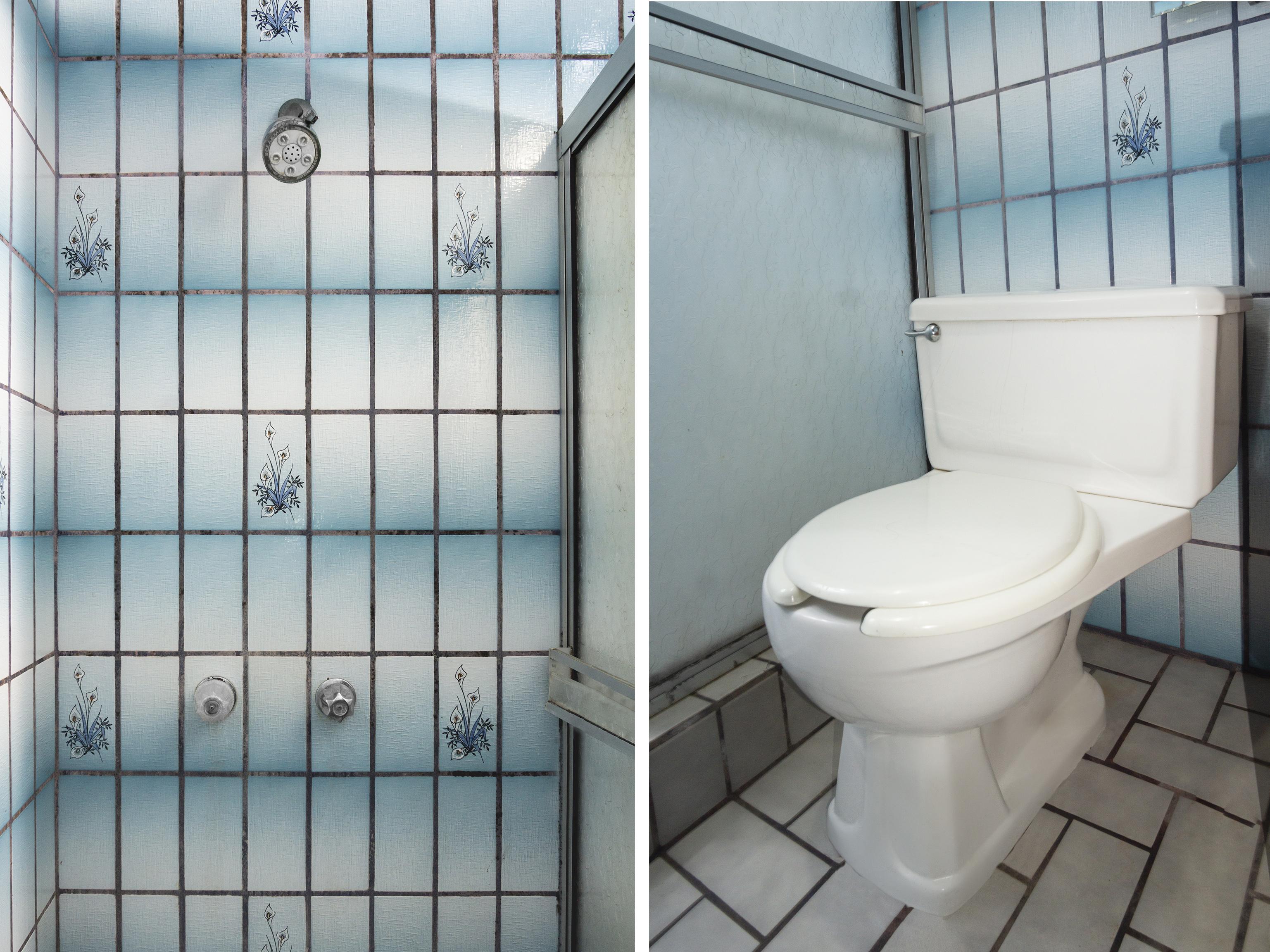 Oyo Hotel Hacienda Don Luis, Rosarito Exterior photo A shower and toilet in a typical Western bathroom