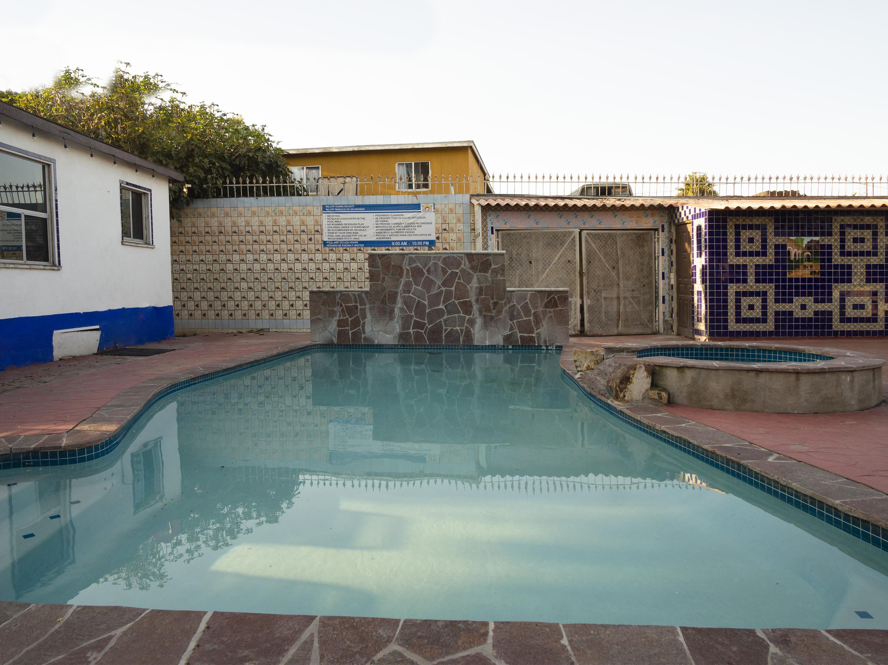 Oyo Hotel Hacienda Don Luis, Rosarito Exterior photo A swimming pool in a house in Soweto, South Africa