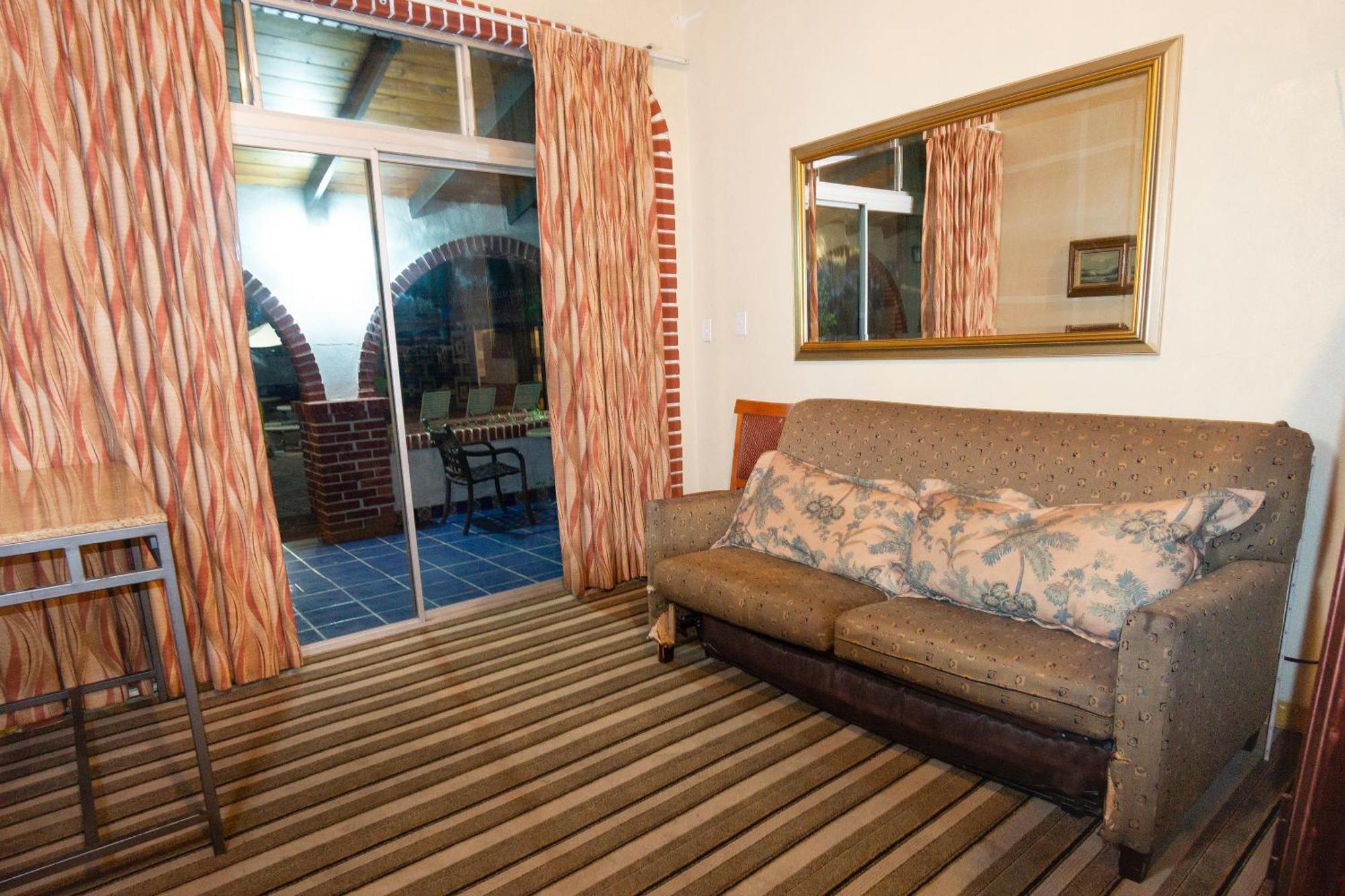 Oyo Hotel Hacienda Don Luis, Rosarito Exterior photo A room at the hotel
